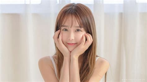 中心行的女人